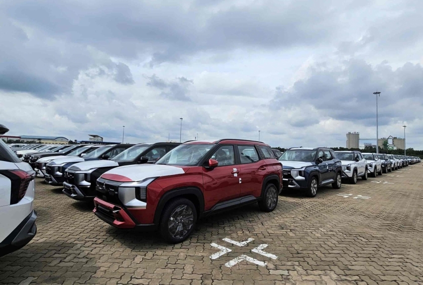 Lô xe Mitsubishi Destinator cập cảng Việt Nam