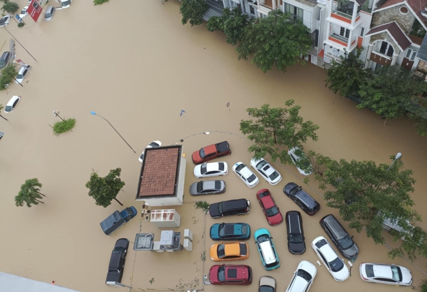 Ô tô bị nước lũ bao phủ gần như hoàn toàn