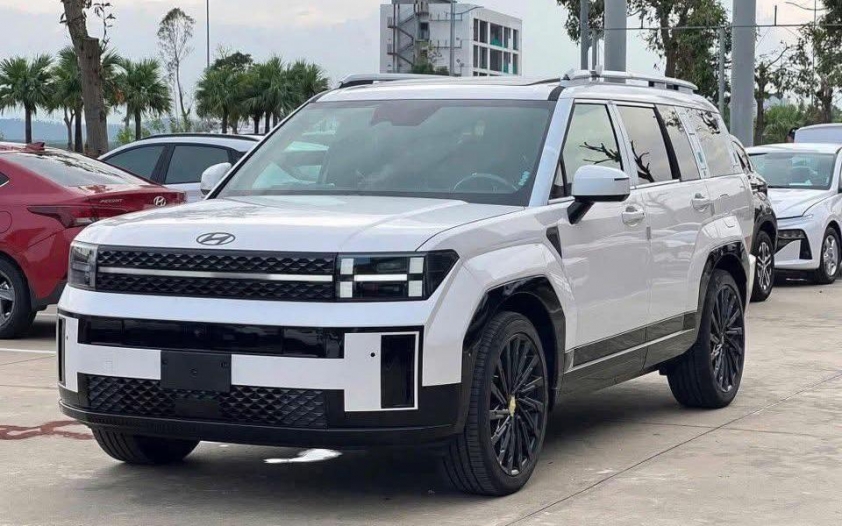 Hyundai Santa Fe Hybrid phiên bản mới chạy thử tại Việt Nam