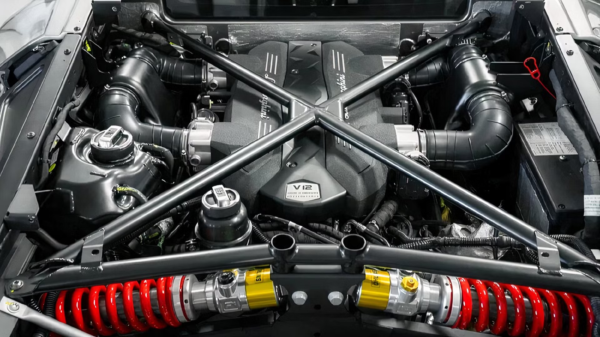 Động cơ Lamborghini Veneno giống Aventador