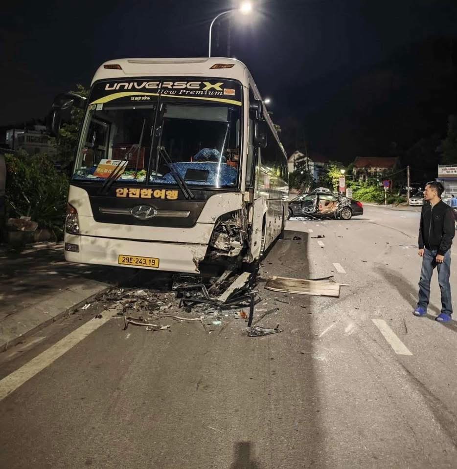 Xe khách hư hỏng sau va chạm với Mercedes Maybach