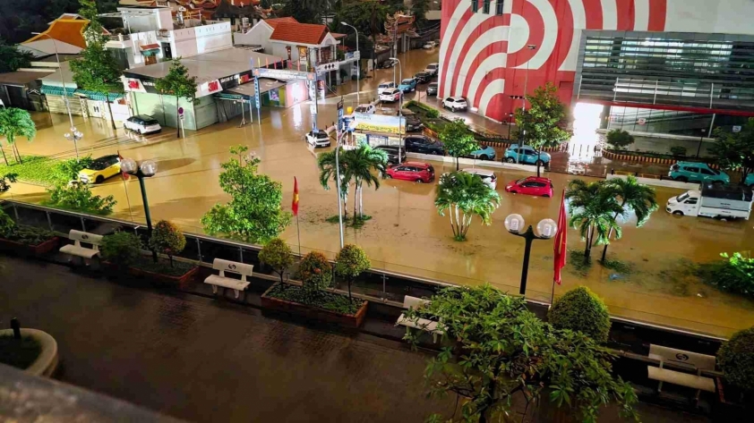 Nhiều ô tô ngập sâu trong nước lũ tại Nha Trang