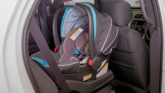 Ghế nôi lắp ngược ô tô