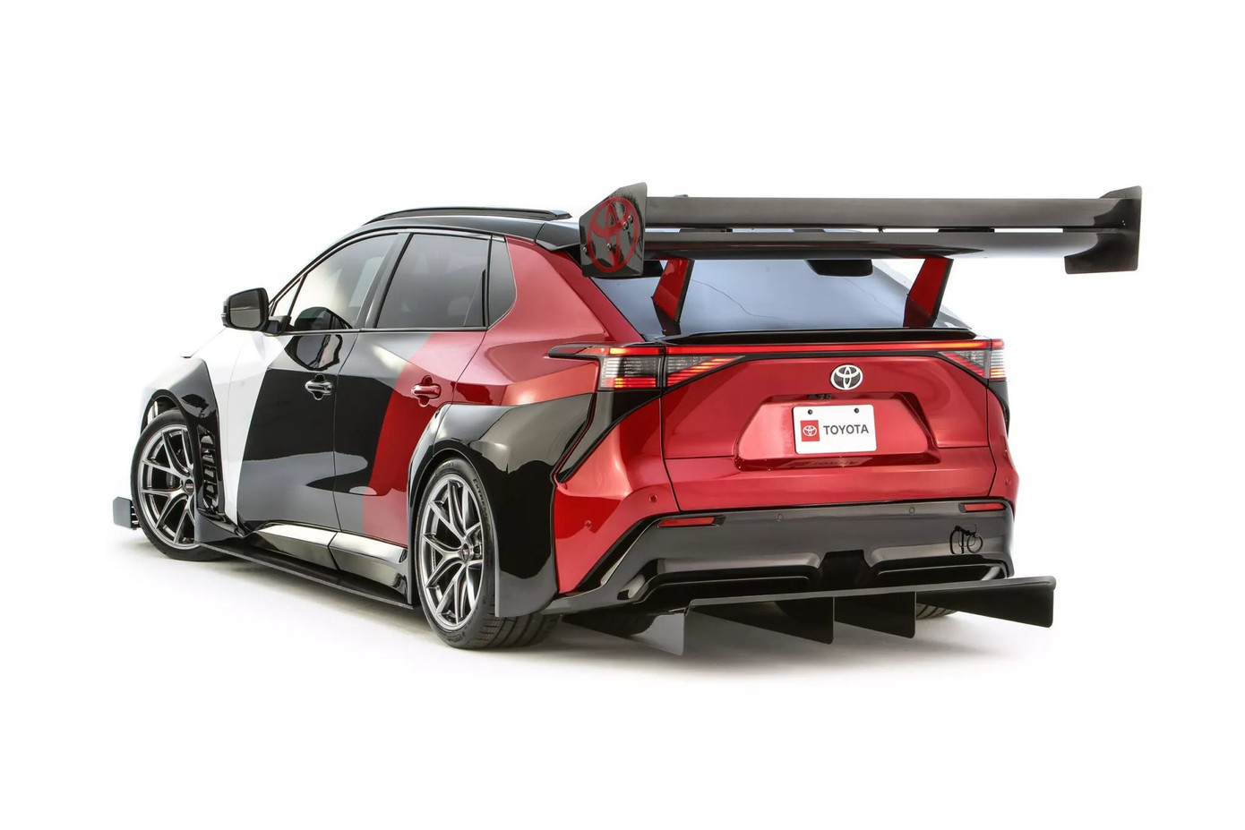 Ngoại thất thể thao với bodykit khí động học