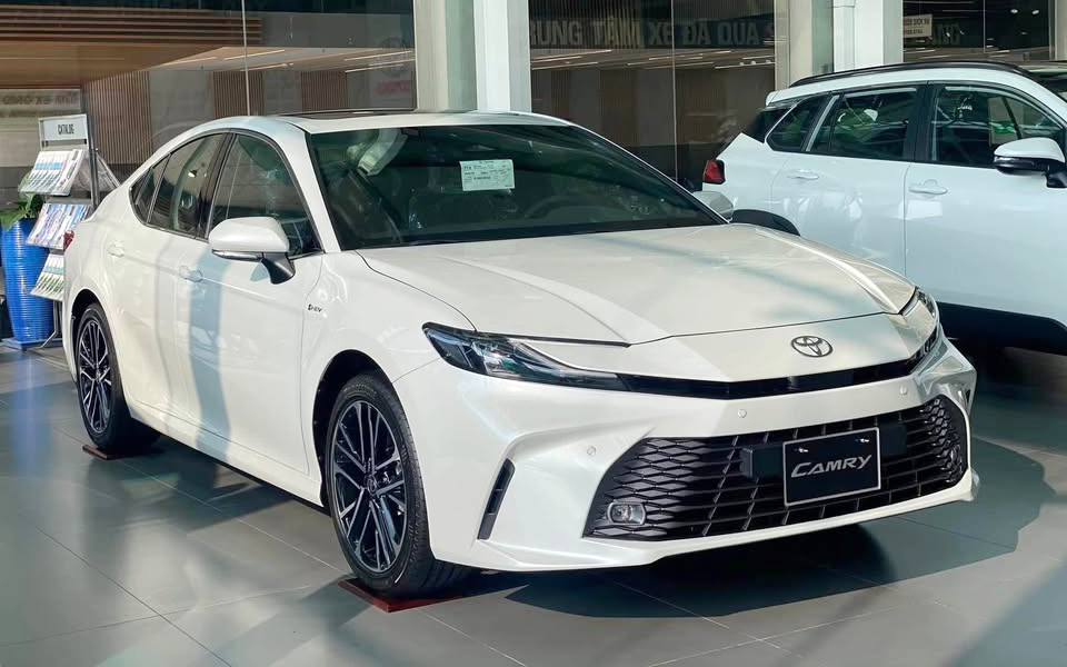 Bảng giá và mức giảm Toyota Camry tại đại lý