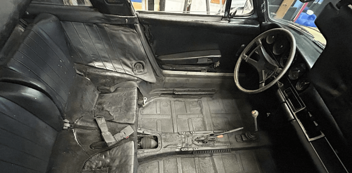 Buồng lái của chiếc Porsche 911 Targa sau khi được làm sạch.