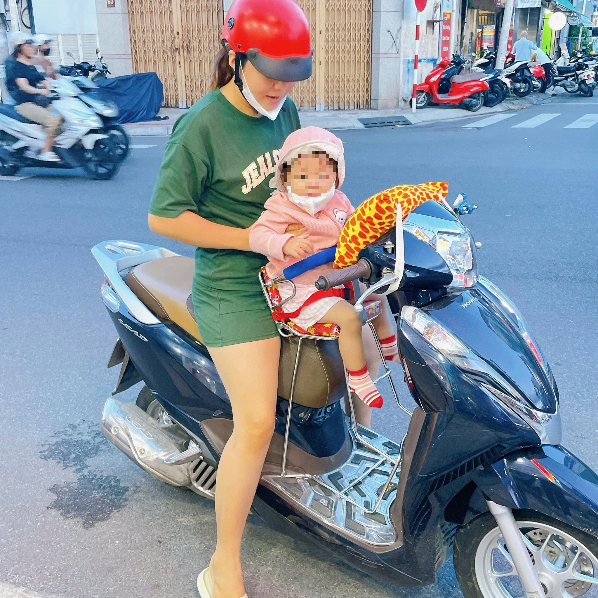 Trẻ dưới 6 tuổi ngồi phía trước người lái Trẻ em ngồi phía trước xe máy