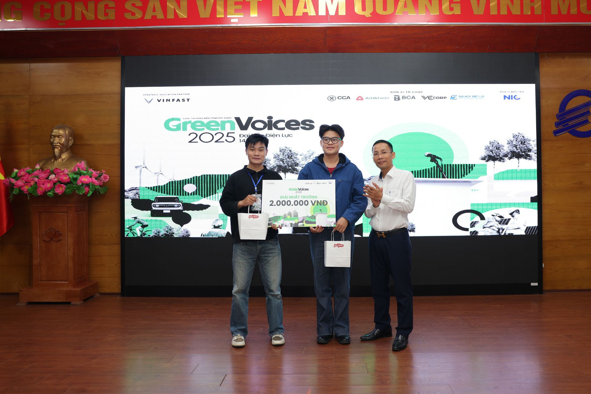 Đội thắng cuộc Green Voices Đại học Điện lực