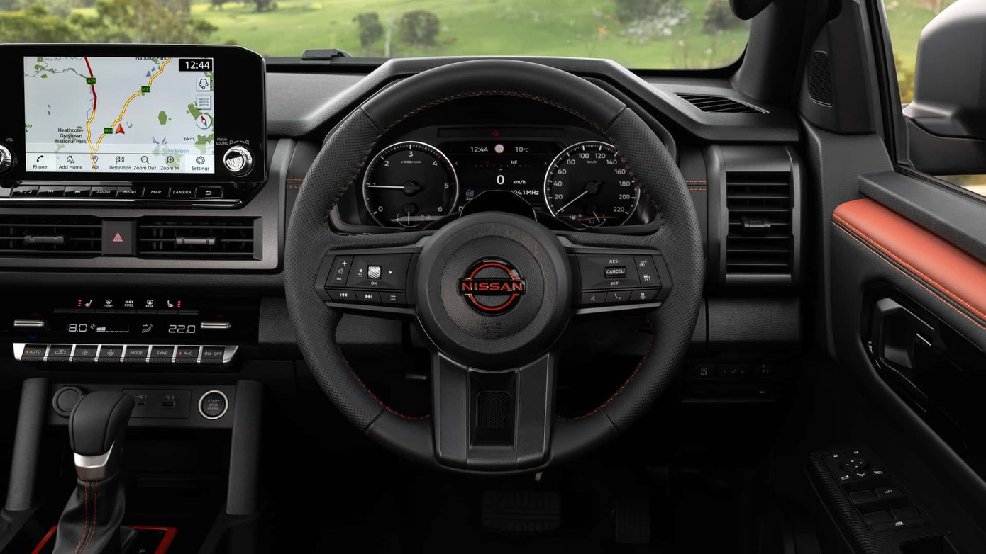 Màn hình trung tâm lớn cùng bảng điều khiển vật lý tiện dụng