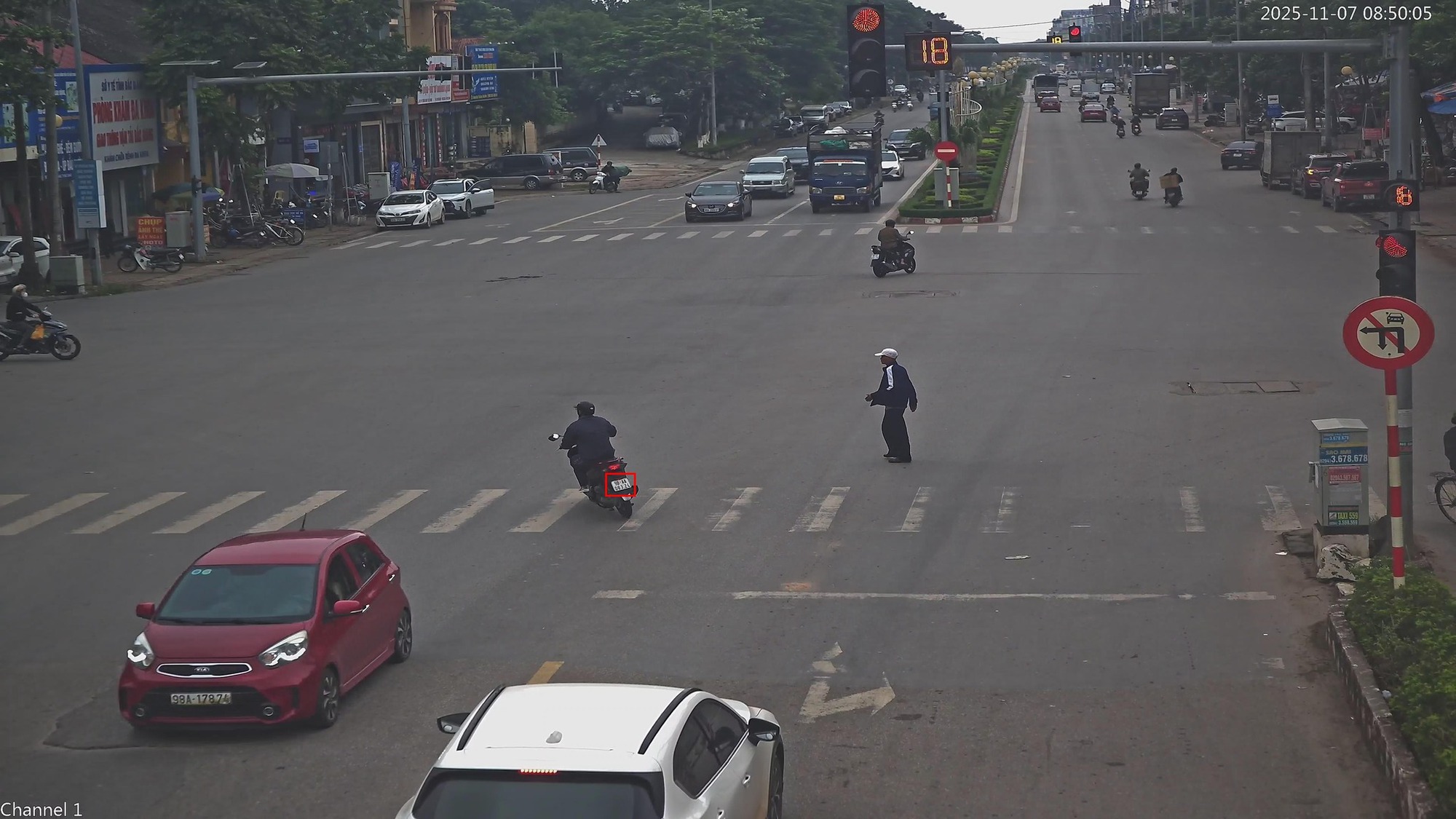 Xe máy vi phạm vượt đèn đỏ tại Bắc Ninh