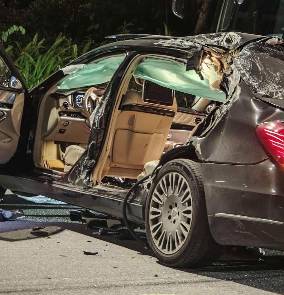 Mercedes Maybach hư hỏng nặng sau va chạm