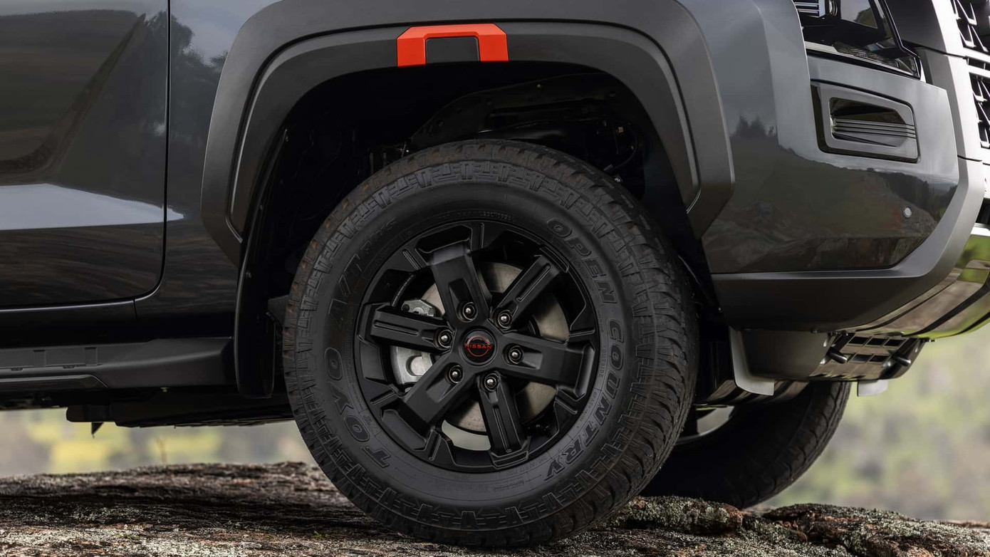 Thiết kế hầm hố với các điểm nhấn đỏ Lava Red