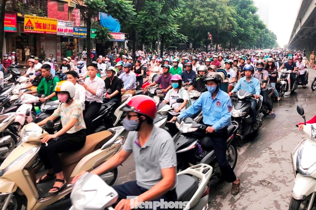 Có hành lang pháp lý để cải tạo xe máy xăng sang xe máy điện- Ảnh 1. Thành phố Hà Nội đang có 8,2 triệu xe máy, chiếm hơn 80% phương tiện giao thông.