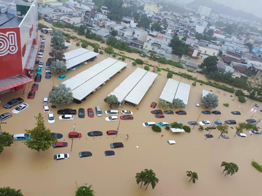 Nước lũ ngập nhiều tuyến đường tại Nha Trang