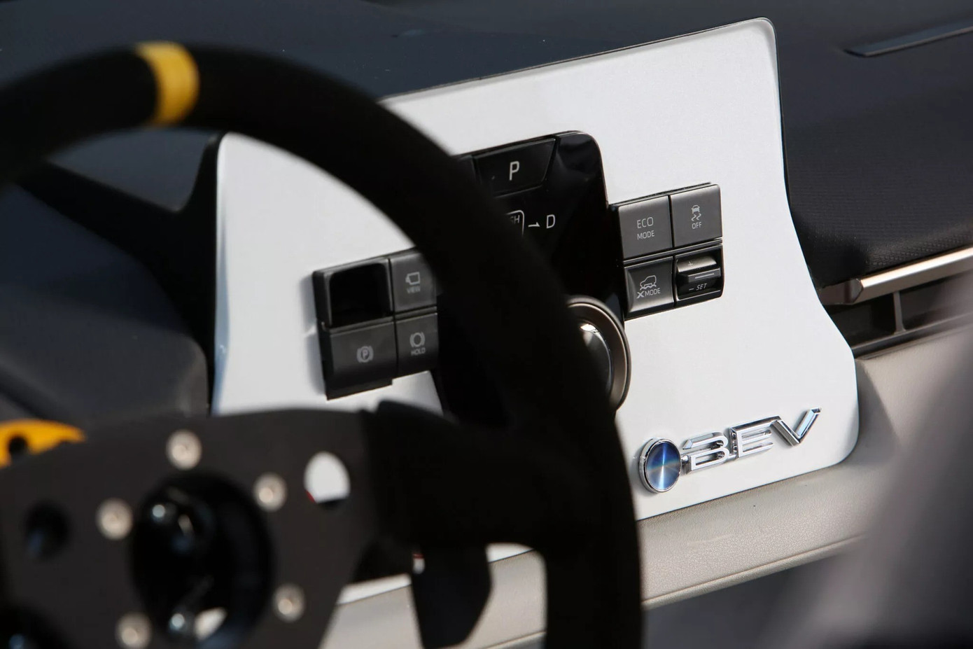 Vô-lăng thể thao và cần số trung tâm