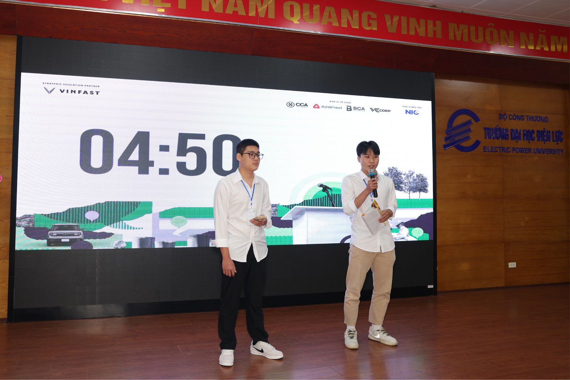 Sinh viên trình bày quan điểm tại cuộc thi Green Voices