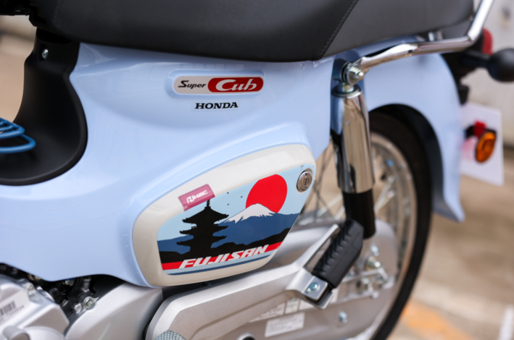 Honda Thái Lan ra mắt Super Cub 110 'Mt. Fuji Edition', tôn vinh biểu tượng nước Nhật- Ảnh 4. Super Cub 110 Mt. Fuji Edition với họa tiết núi Phú Sĩ