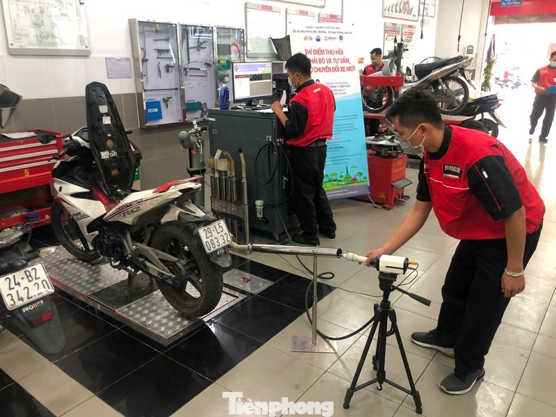 Có hành lang pháp lý để cải tạo xe máy xăng sang xe máy điện- Ảnh 2. Đo khí thải xe máy tại Hà Nội tại một dự án hướng đến bảo vệ môi trường và kiểm soát xe cũ, nát.