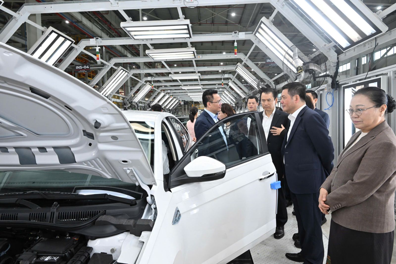 Bộ trưởng Bộ Công Thương Việt Nam và Bộ trưởng Bộ Công Thương Lào khảo sát nhà máy ô tô tại Quảng Ninh