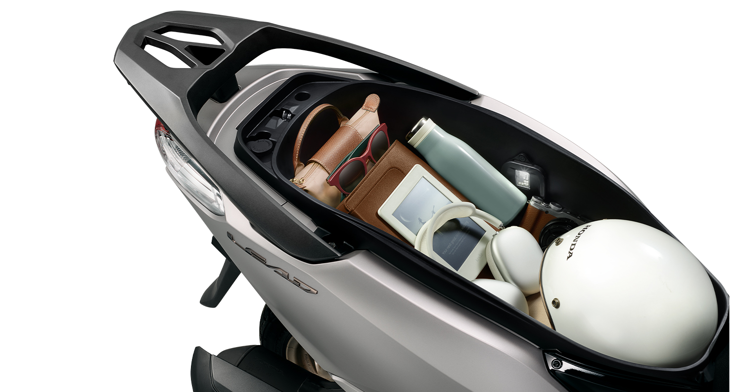 Cốp xe Honda Lead rộng chứa hai mũ bảo hiểm