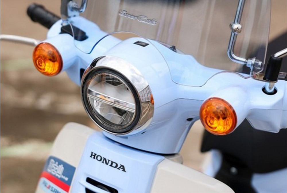 Honda Thái Lan ra mắt Super Cub 110 'Mt. Fuji Edition', tôn vinh biểu tượng nước Nhật- Ảnh 2. Phụ kiện đặc biệt trên Super Cub Mt. Fuji Edition