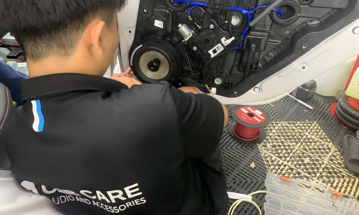 Độ loa ô tô - Biến xe hơi thành Sân khấu di động - Ảnh 2. Kỹ thuật viên thực hiện quy trình nâng cấp âm thanh