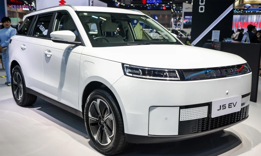 Ngoại thất Jaecoo J5 EV với lưới tản nhiệt kín và đèn LED chữ nhật