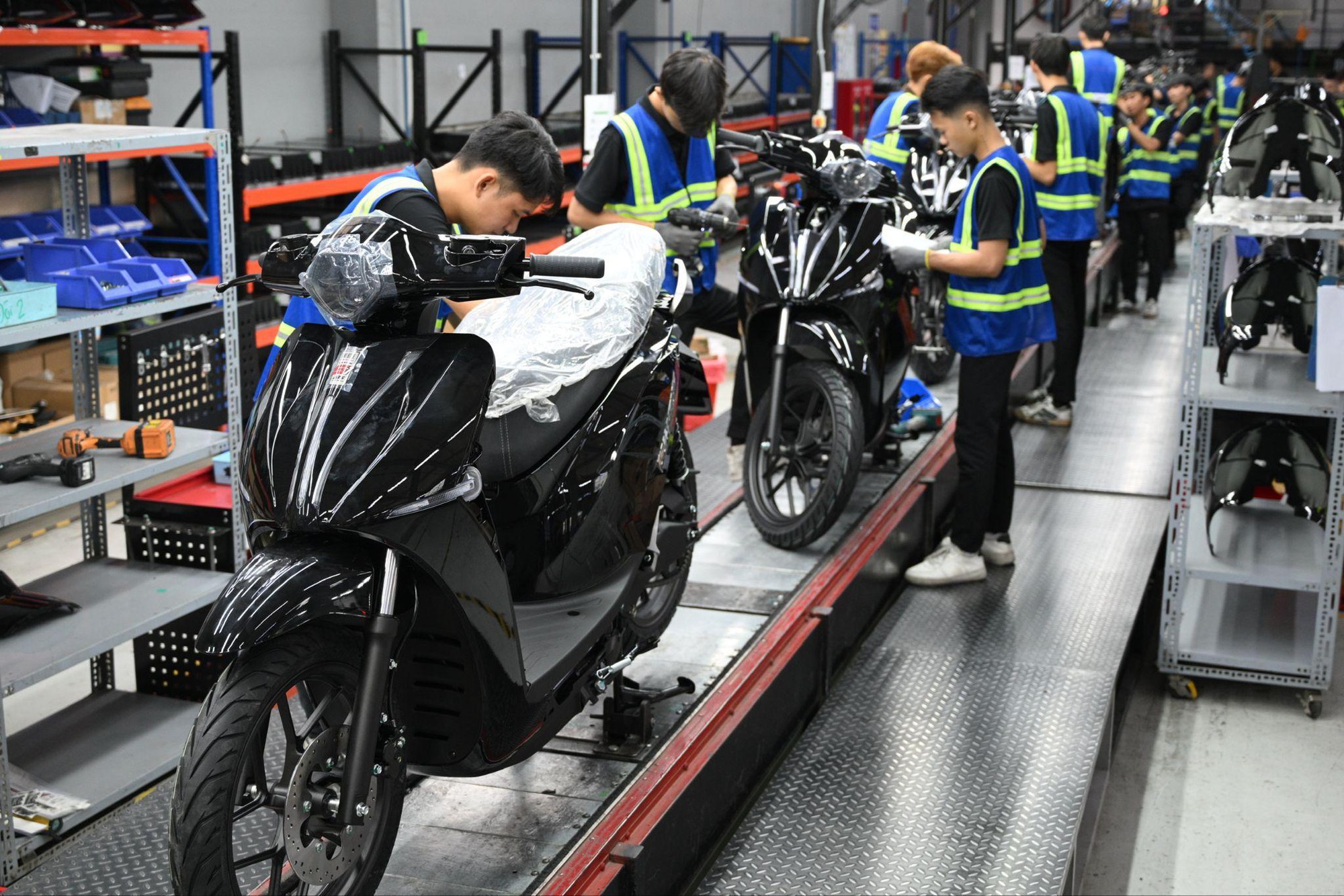 Xe máy điện được lắp ráp tại nhà máy với dây chuyền hiện đại Xe máy điện lắp ráp dây chuyền hiện đại