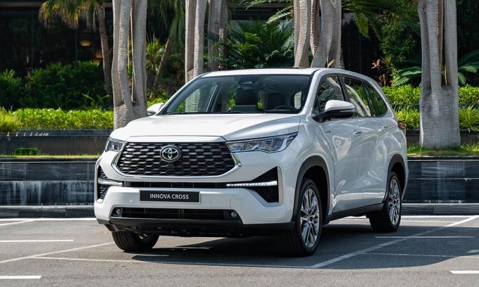 Doanh số xe hybrid 2025: Cuộc đua 'song mã' giữa Innova Cross và Corolla Cross vẫn chưa ngã ngũ Cuộc đua doanh số xe hybrid Innova Cross vs Corolla Cross