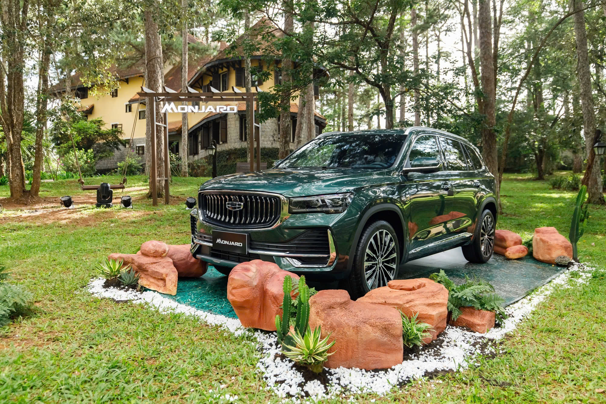 Geely Monjaro sử dụng động cơ tăng áp Hybrid DHT và dẫn động cầu trước 