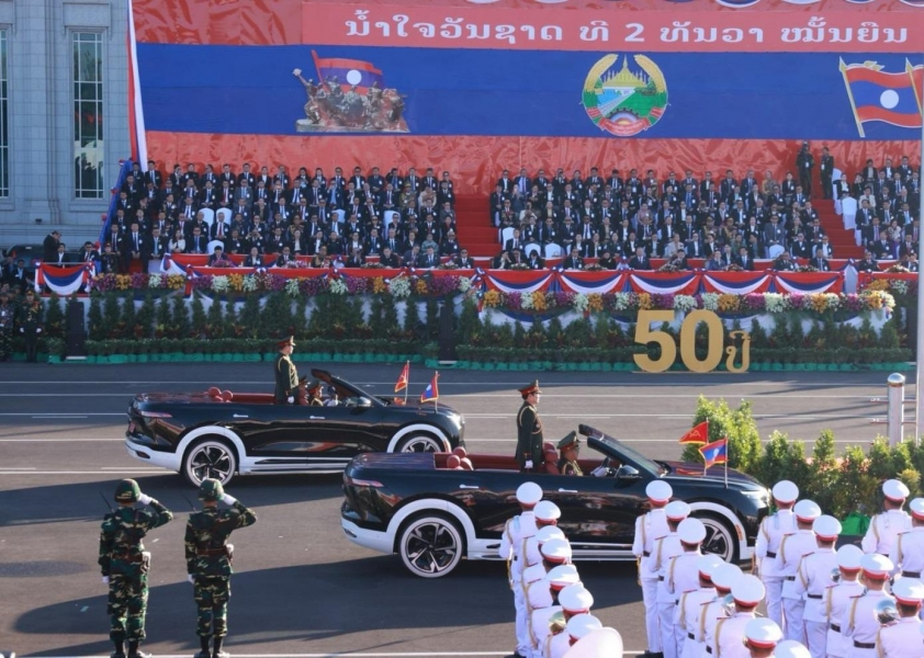 Xe điện VinFast VF 9 mui trần xuất hiện tại lễ diễu binh VinFast VF 9 mui trần dẫn đầu trong lễ diễu binh